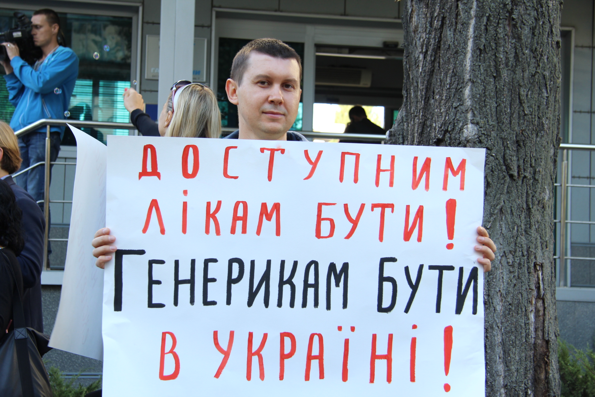 The court has determined who will conduct an examination of patents for anti-HIV drugs